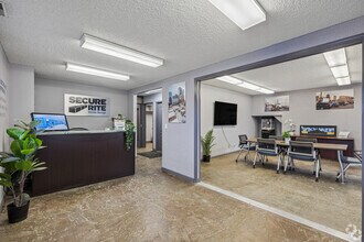 4010-4020 6a St NE, Calgary, AB à louer Hall d’entrée– Image 2 sur 21