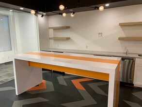 10355 Jasper Ave NW, Edmonton, AB à louer Photo intérieure– Image 2 sur 5