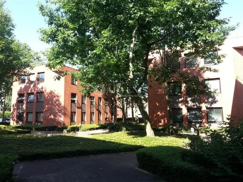 Bureau dans Montigny-le-Bretonneux à vendre - Photo de l’immeuble – Image 1 sur 5