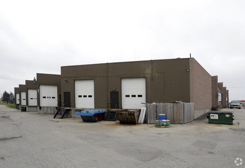 584 Colby Dr, Waterloo, ON à louer - Photo de l’immeuble – Image 2 sur 4