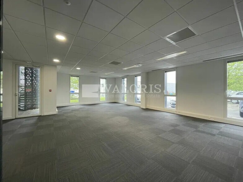 Bureau dans Pusignan à louer - Photo de l’immeuble – Image 3 sur 5