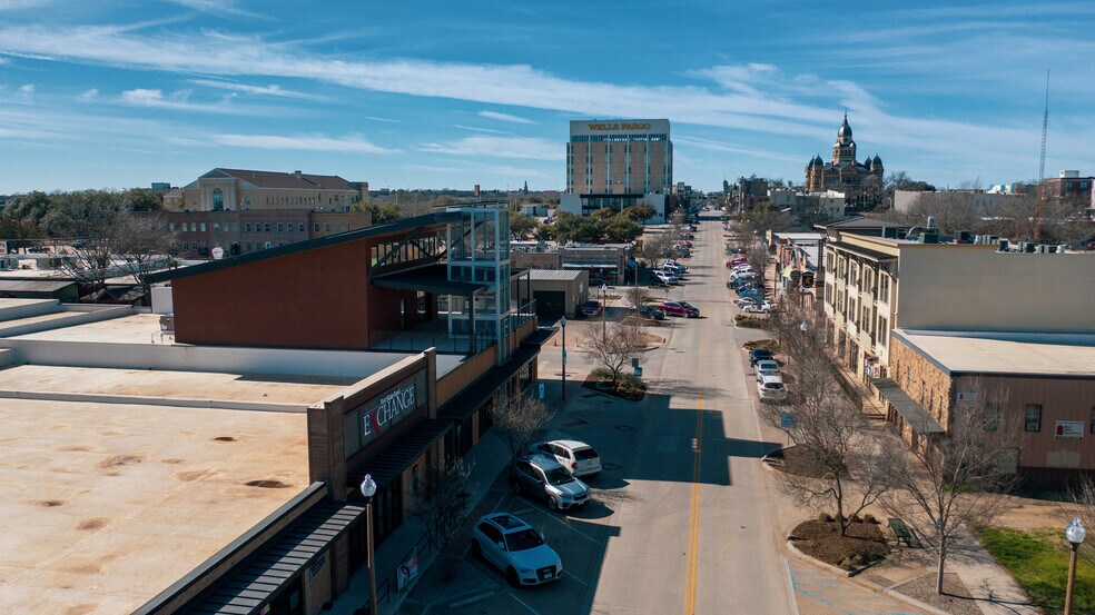 314 E Hickory St, Denton, TX à louer - Photo de l’immeuble – Image 3 sur 17