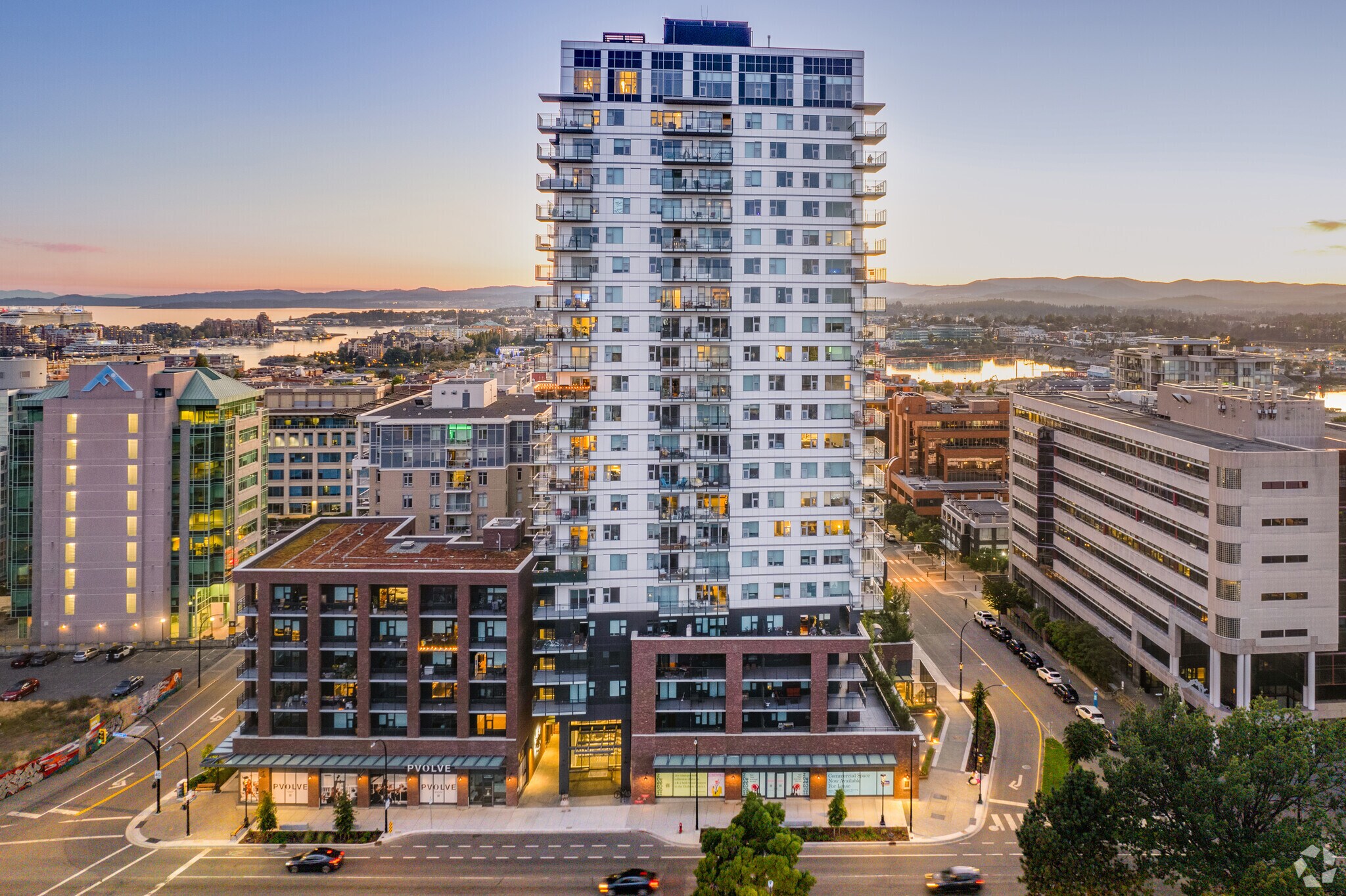 1700 Blanshard St, Victoria, BC à louer Photo de l’immeuble– Image 1 sur 35