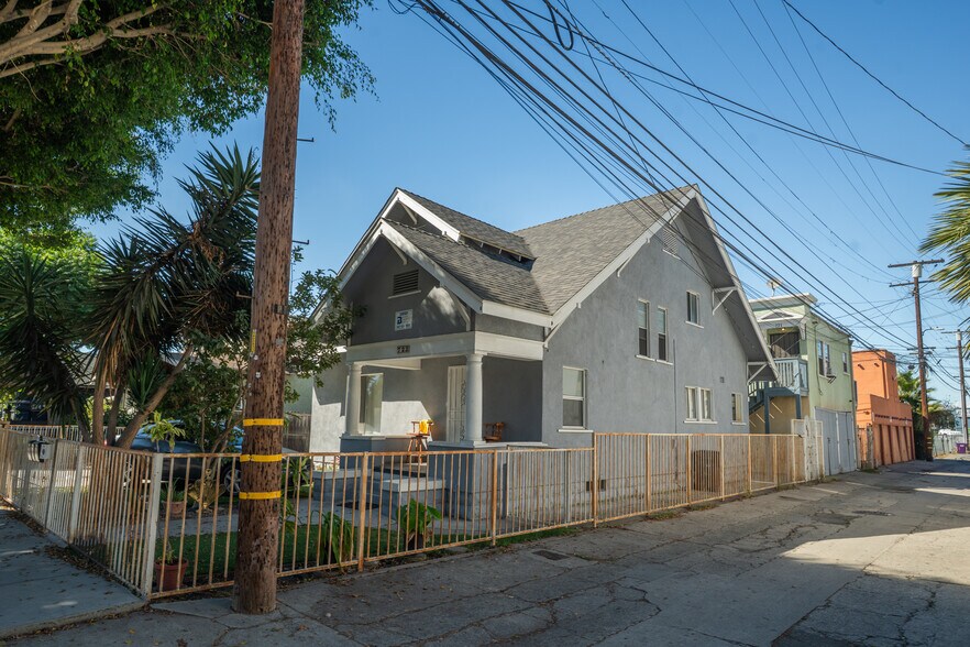 717 E 8th St, Long Beach, CA à vendre - Photo de l’immeuble – Image 3 sur 15