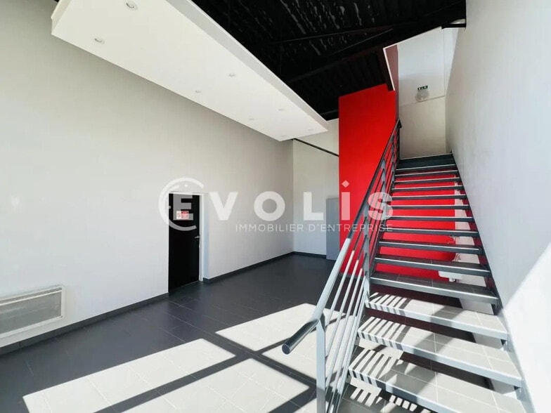 Local d’activités dans Saint-Pierre-du-Perray à louer - Photo intérieure – Image 2 sur 7