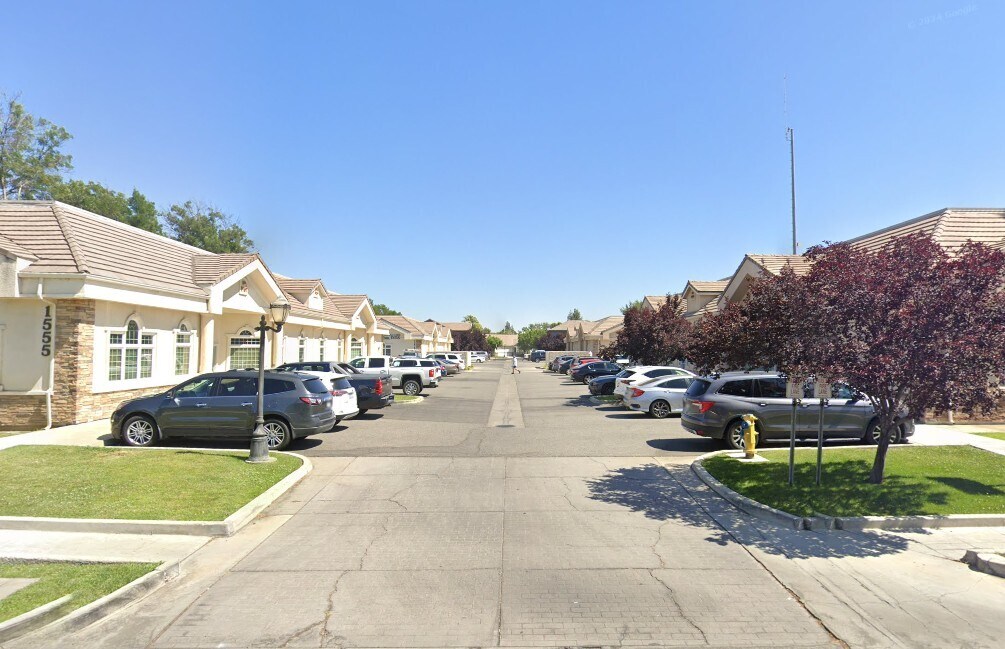 1555 Shaw Ave, Clovis, CA à louer Photo principale– Image 1 sur 6