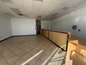 16846 Valley Blvd, Fontana, CA à louer Photo intérieure– Image 2 sur 10