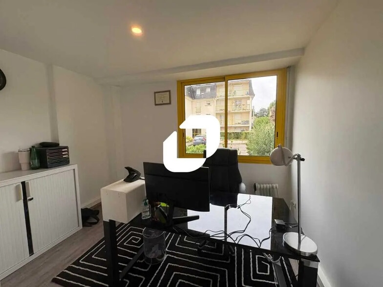 Bureau dans Mantes-la-Ville à louer - Photo de l’immeuble – Image 2 sur 6