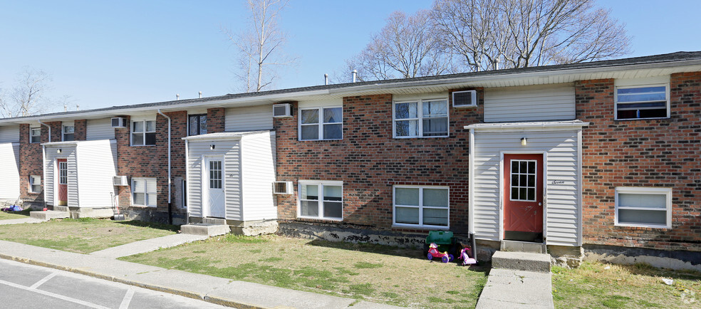 62 Oak St, Westhampton Beach, NY à vendre - Photo de l’immeuble – Image 3 sur 4