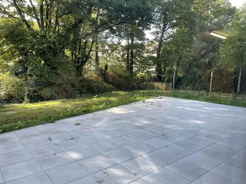 Local d’activités dans Plescop à louer - Photo de l’immeuble – Image 3 sur 6