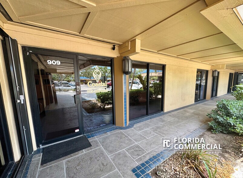 907-943 SE Central Pky, Stuart, FL à vendre - Photo de l’immeuble – Image 3 sur 7
