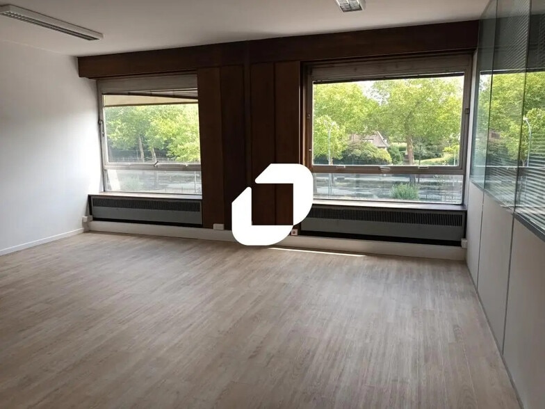 Bureau dans Croix à vendre - Photo de l’immeuble – Image 2 sur 7