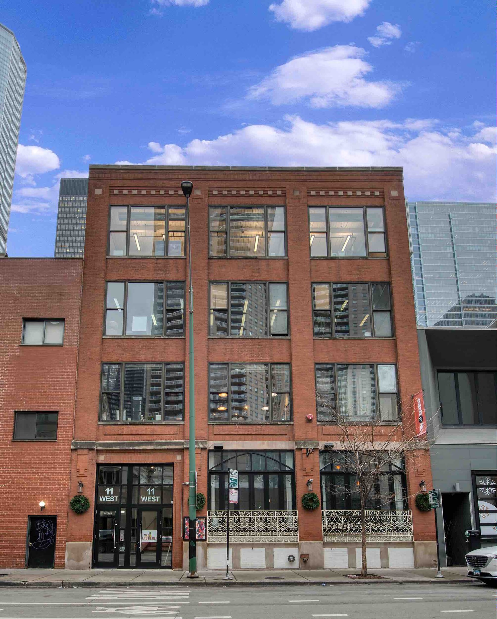 11 W Illinois St, Chicago, IL à louer Photo de l’immeuble– Image 1 sur 8