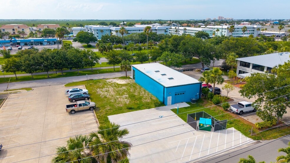 318 Causeway Dr, New Smyrna Beach, FL à vendre - Photo de l’immeuble – Image 2 sur 18