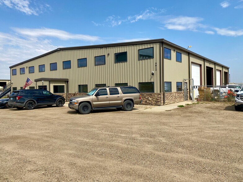 5812 Jefferson Ln, Williston, ND à vendre - Photo de l’immeuble – Image 2 sur 11