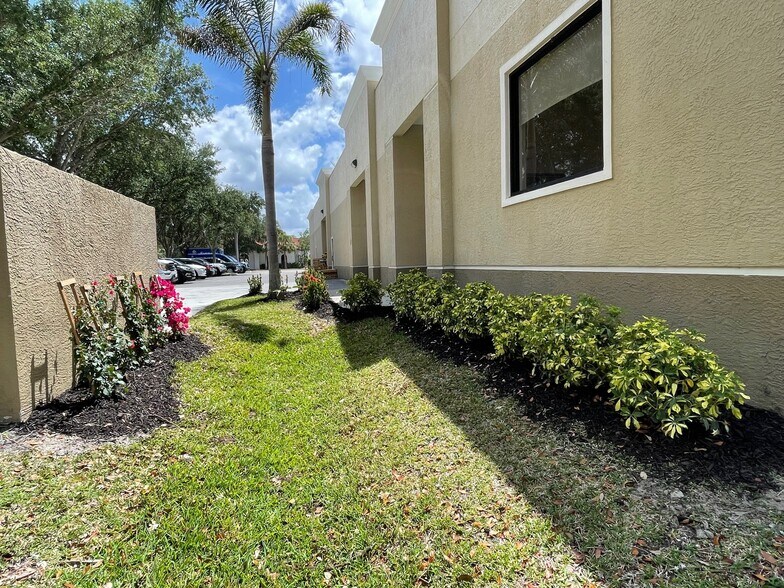 2600 Northbrooke Plaza Dr, Naples, FL à louer - Photo de l’immeuble – Image 3 sur 7