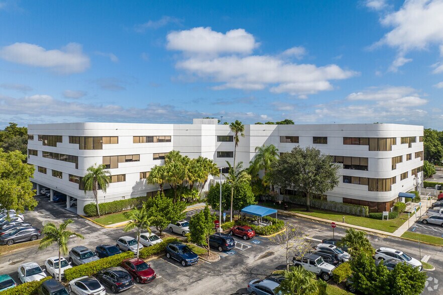 9050 Pines Blvd, Pembroke Pines, FL à louer - Photo de l’immeuble – Image 1 sur 19
