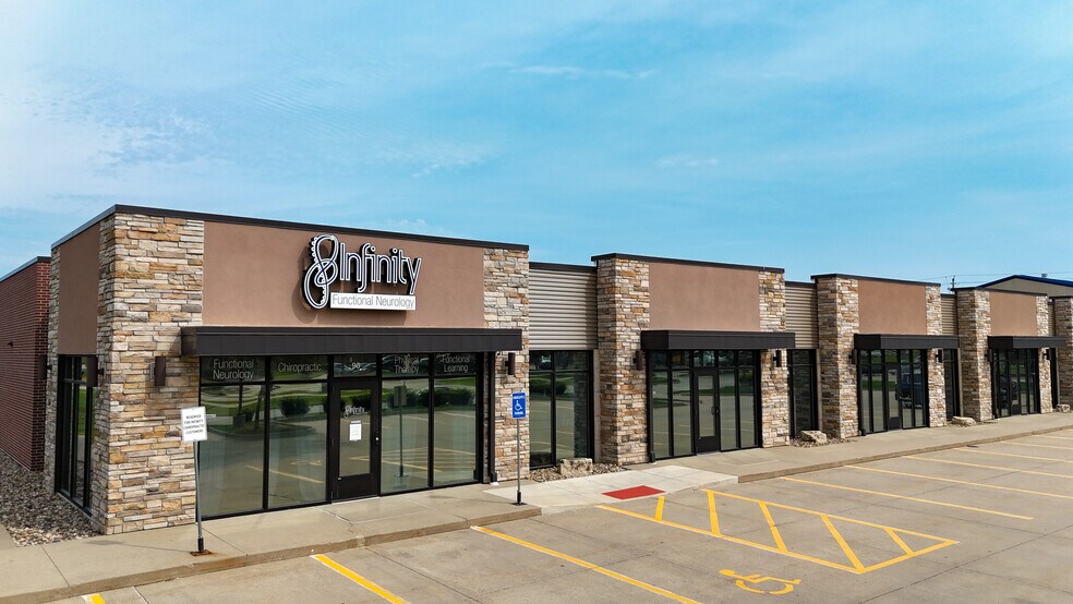 55-95 Dartmoor Dr, Waukee, IA à louer - Photo de l’immeuble – Image 1 sur 4