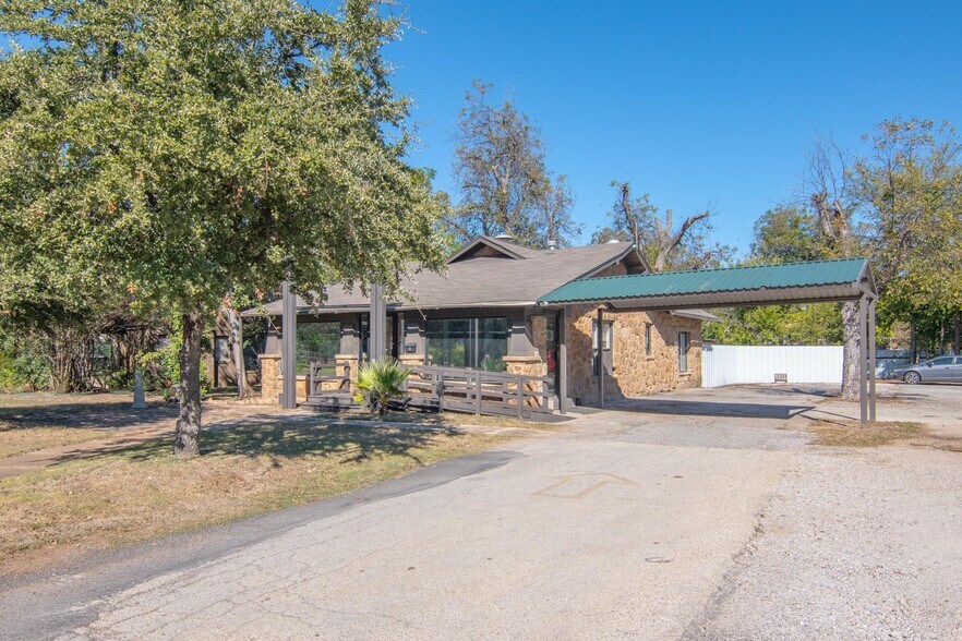 2208 Austin Ave, Brownwood, TX à vendre - Photo principale – Image 1 sur 30
