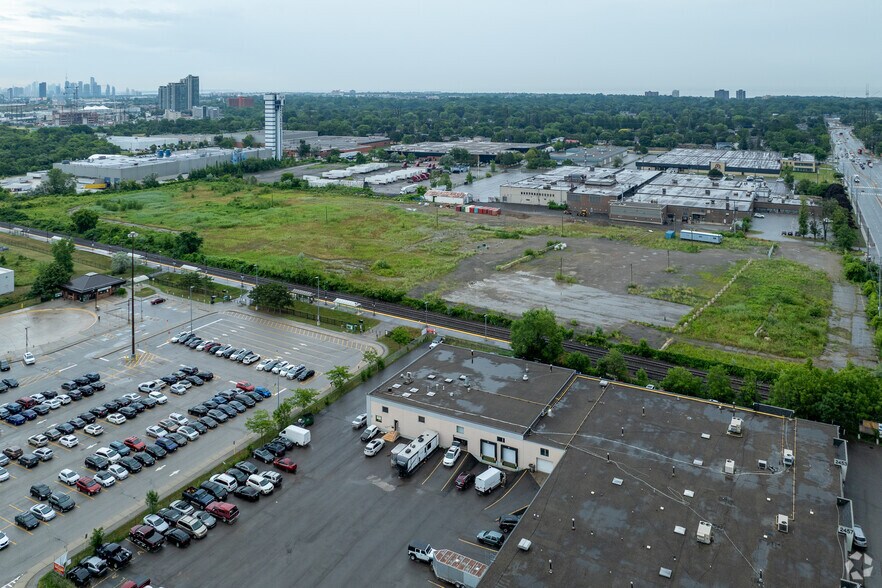 2401 Dixie Rd, Mississauga, ON à louer - Photo de l’immeuble – Image 2 sur 2