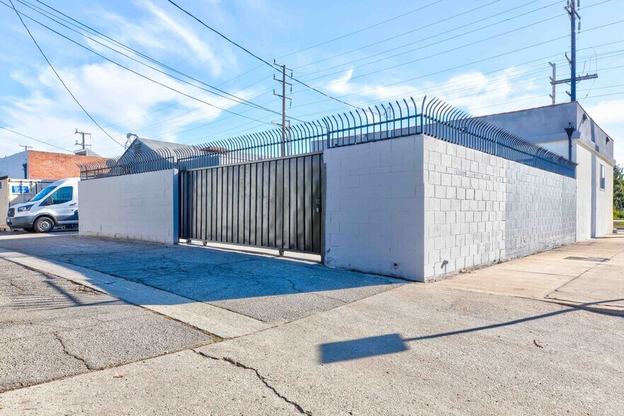 10721 Chandler Blvd, North Hollywood, CA à louer - Photo de l’immeuble – Image 3 sur 15