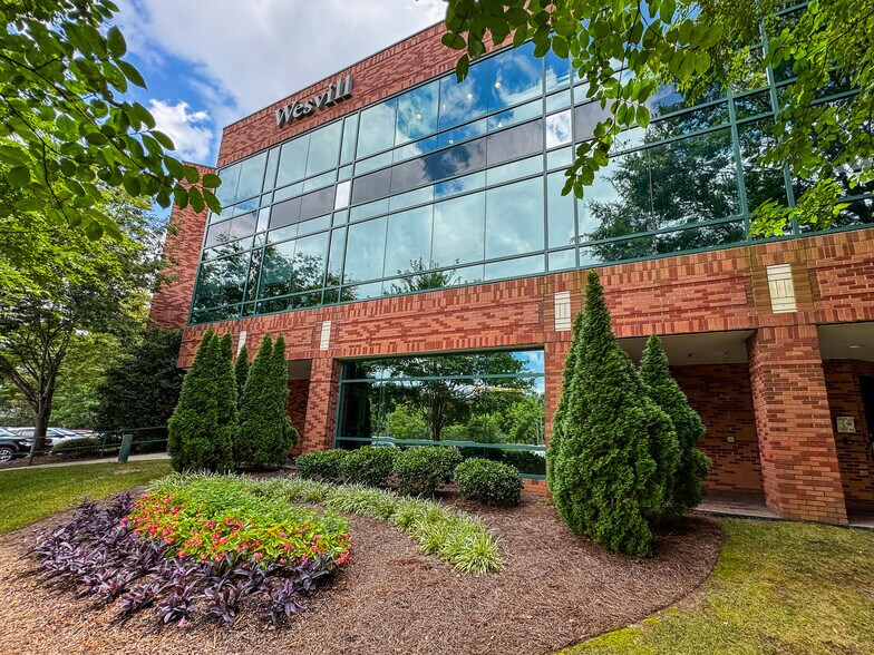 2304 Wesvill Ct, Raleigh, NC à louer - Photo de l’immeuble – Image 2 sur 3