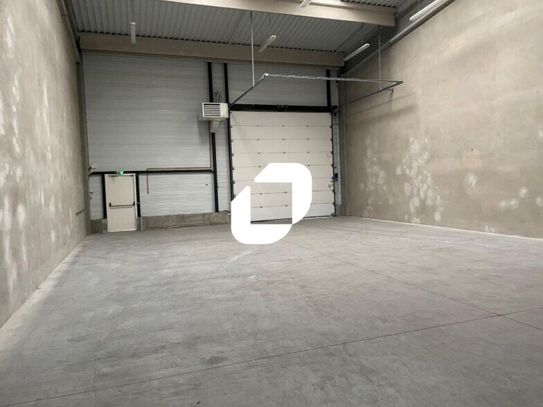 13 Rue De Savoie, Saint-Quentin-Fallavier à louer - Photo intérieure – Image 2 sur 12