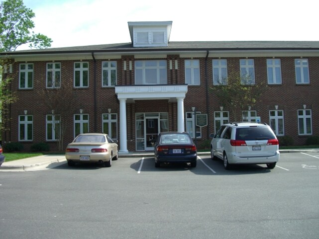 5015 Southpark Dr, Durham, NC à vendre - Photo de l’immeuble – Image 3 sur 16