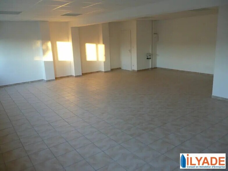Local d’activités dans Rousset à louer - Photo de l’immeuble – Image 3 sur 7