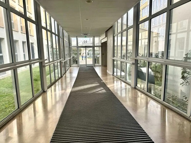 Bureau dans Villeurbanne à louer - Hall d’entrée – Image 1 sur 9
