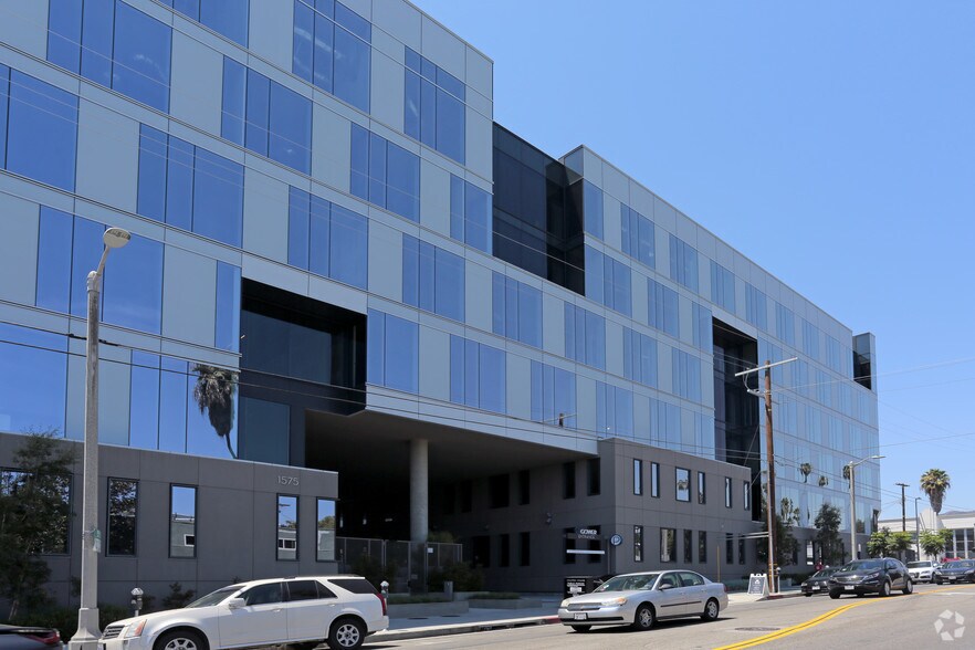 1575 N Gower St, Los Angeles, CA à louer - Photo de l’immeuble – Image 2 sur 6