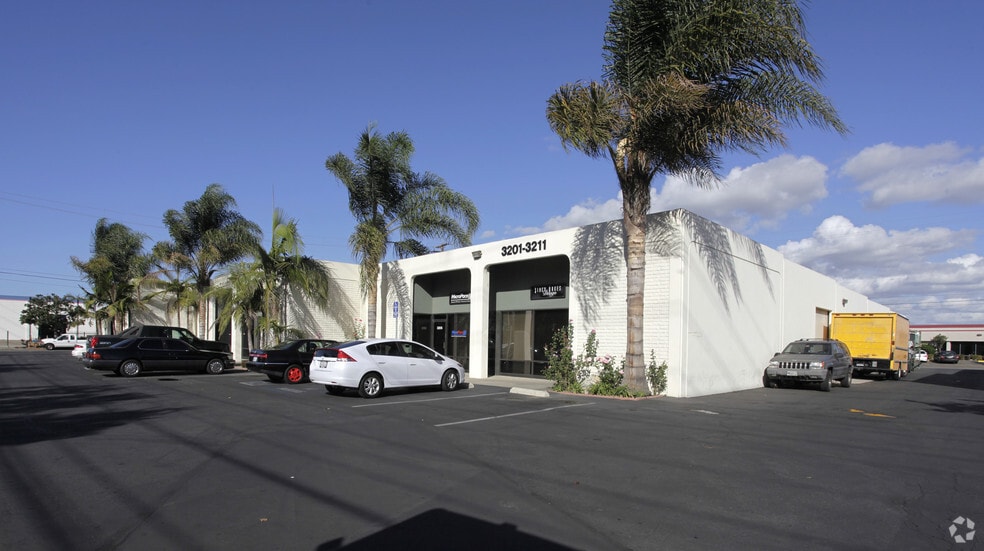 3201-3211 W Warner Ave, Santa Ana, CA à louer - Photo principale – Image 1 sur 6