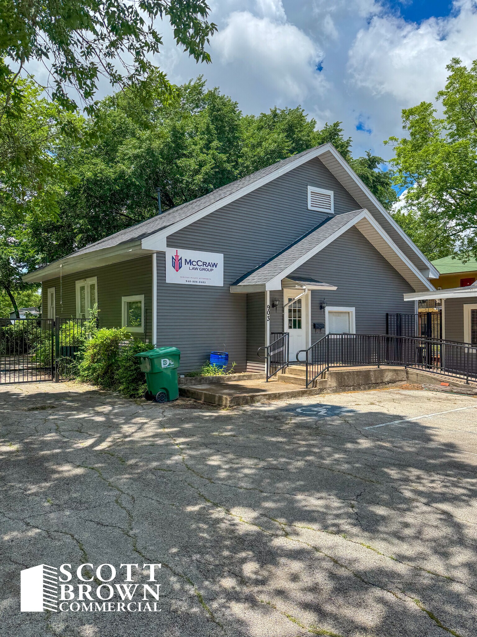 903 N Elm St, Denton, TX à louer Photo de l’immeuble– Image 1 sur 7
