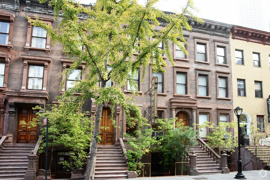 319-321 W 46th St, New York, NY à vendre - Photo de l’immeuble – Image 2 sur 4