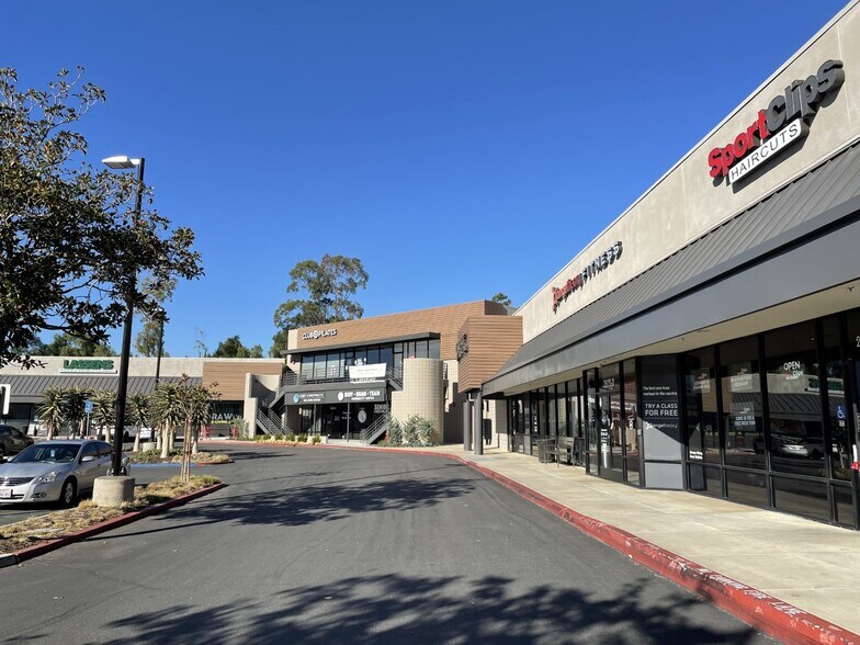 2941 Cochran St, Simi Valley, CA à louer - Photo de l’immeuble – Image 2 sur 4