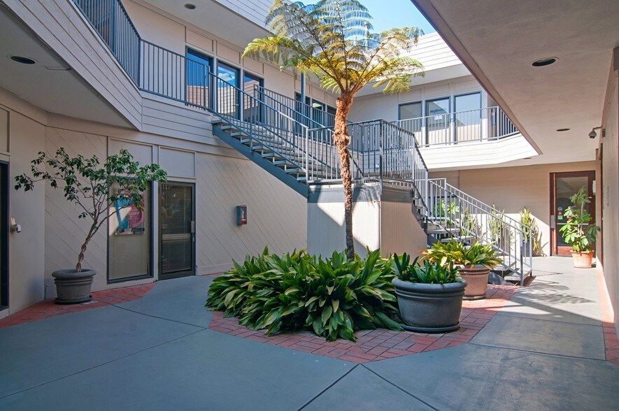 737 Pearl St, La Jolla, CA à louer - Photo de l’immeuble – Image 2 sur 23