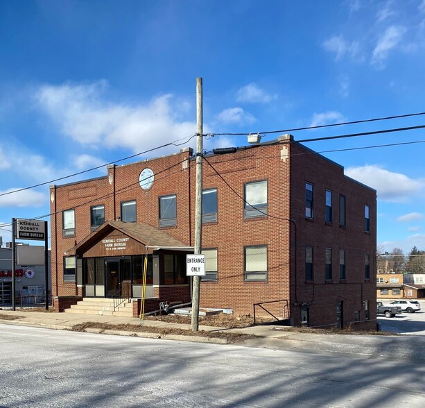111 E Van Emmon St, Yorkville, IL à louer - Photo de l’immeuble – Image 2 sur 4