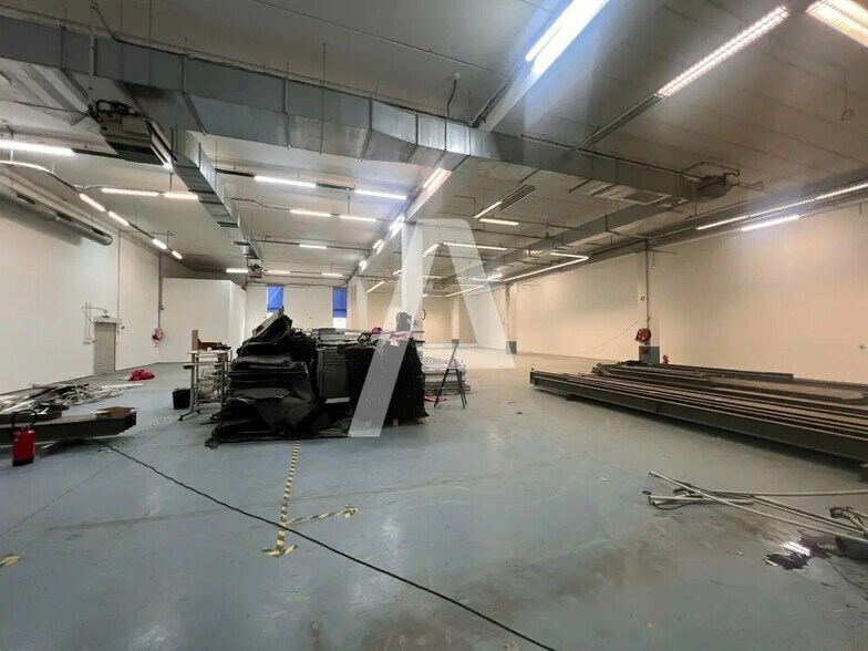 Local d’activités dans Ivry-sur-Seine à louer - Photo de l’immeuble – Image 1 sur 4