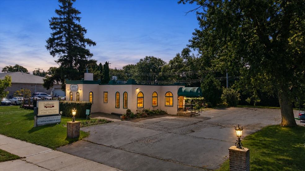 17001 W Greenfield Ave, New Berlin, WI à vendre - Photo principale – Image 1 sur 30