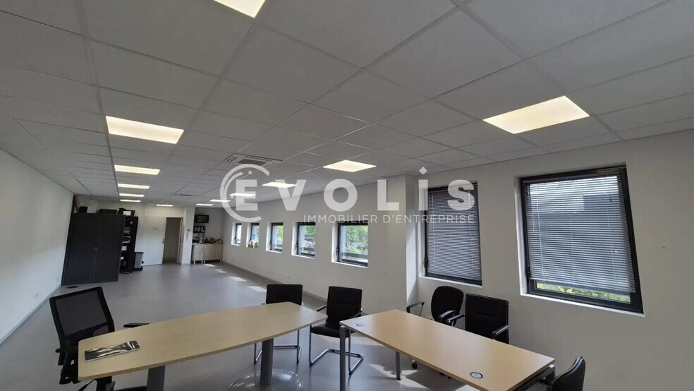 Bureau dans Bussy-Saint-Georges à louer - Photo de l’immeuble – Image 3 sur 7