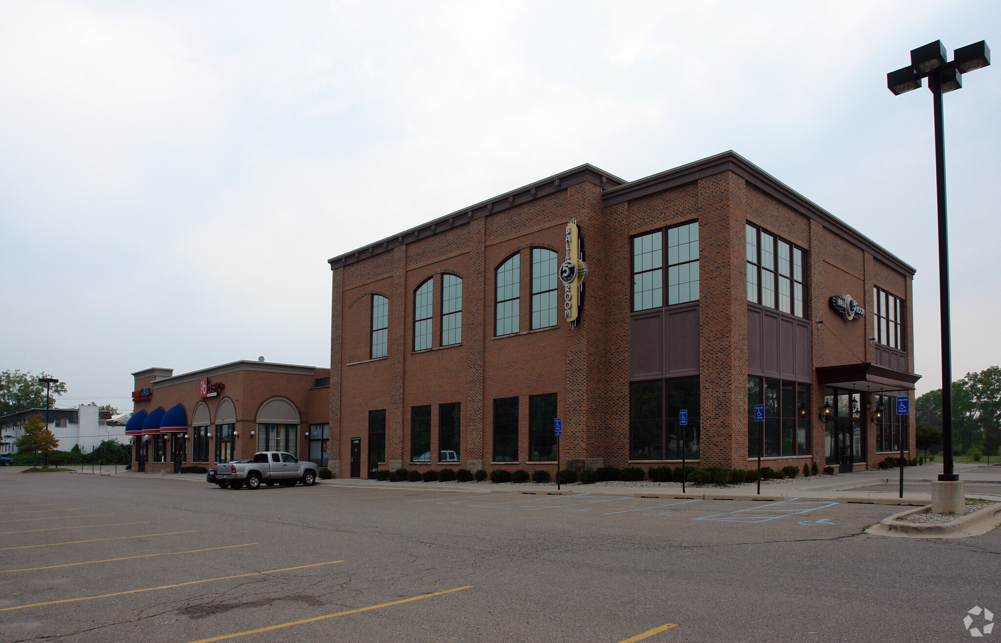 25750-25780 Novi Rd, Novi, MI à louer Photo de l’immeuble– Image 1 sur 14