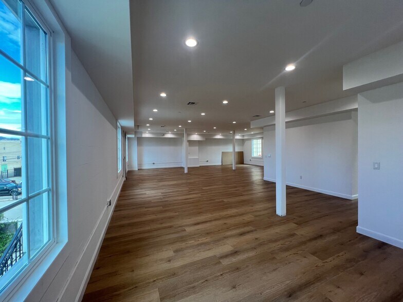 7053 Owensmouth Ave, Canoga Park, CA à louer - Photo de l’immeuble – Image 3 sur 19