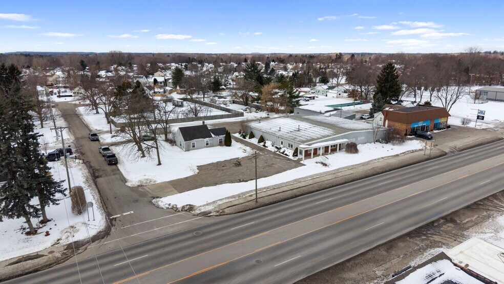 690 S Lapeer Rd, Oxford, MI à vendre - Photo de l’immeuble – Image 3 sur 54