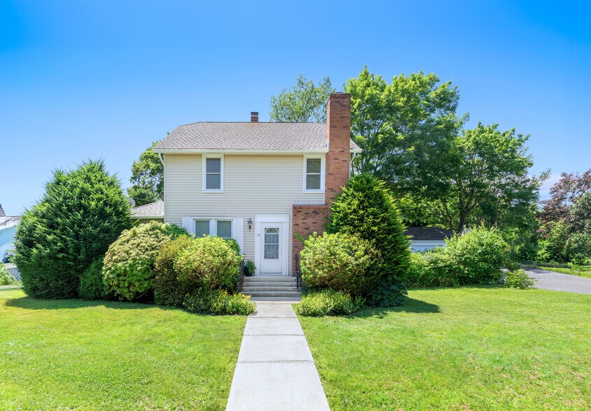 12 Hawkins Ave, Center Moriches, NY à vendre - Photo de l’immeuble – Image 2 sur 22