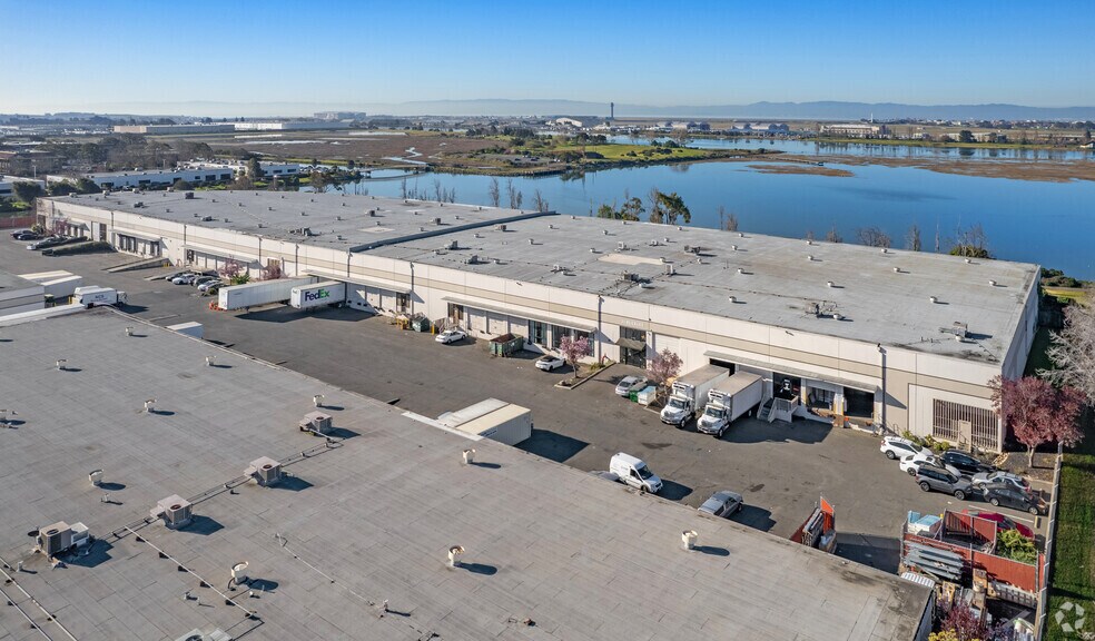 7307 Edgewater Dr, Oakland, CA à louer - Photo de l’immeuble – Image 1 sur 6