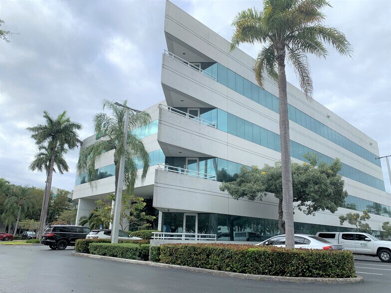 5959 Waterford District Dr, Miami, FL à louer - Photo de l’immeuble – Image 3 sur 18