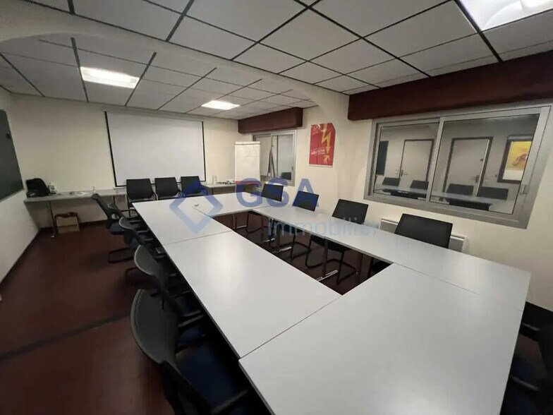 Bureau dans Évry-Courcouronnes à vendre - Photo de l’immeuble – Image 1 sur 6