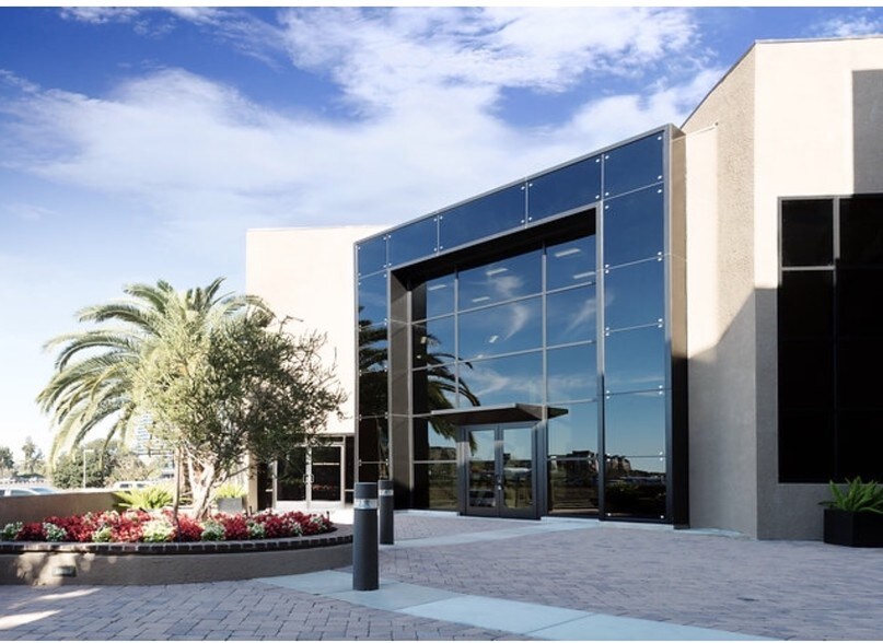 2505 McCabe Way, Irvine, CA à louer - Photo principale – Image 1 sur 6