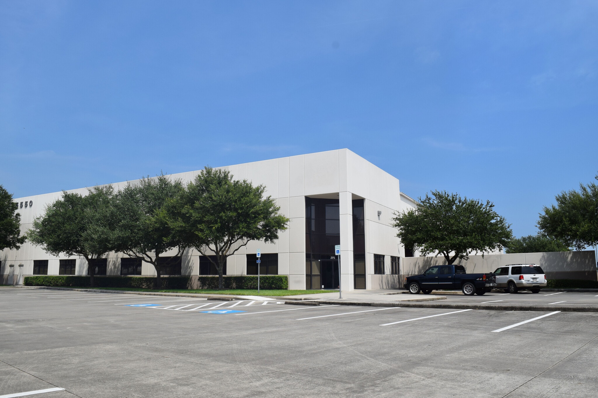 5150 Greens Rd, Houston, TX à louer Photo de l’immeuble– Image 1 sur 4