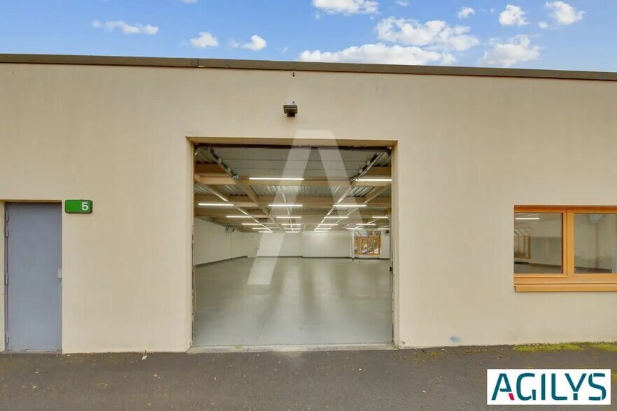 Local d’activités dans Croissy-Beaubourg à louer - Photo de l’immeuble – Image 3 sur 5